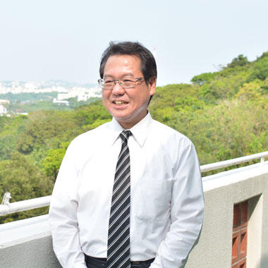 ケアハウスひまわり 施設長 平良 智秀